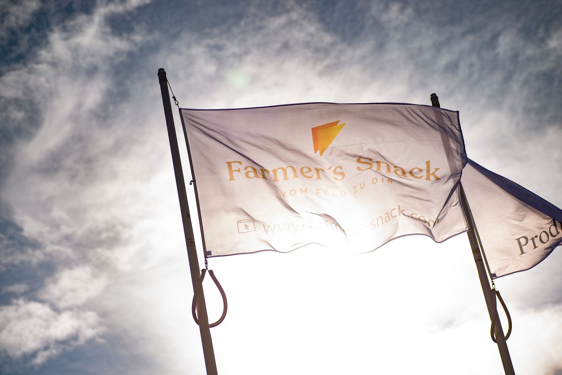 Farmers Snack Flagge vor sonnigem Hintergrund