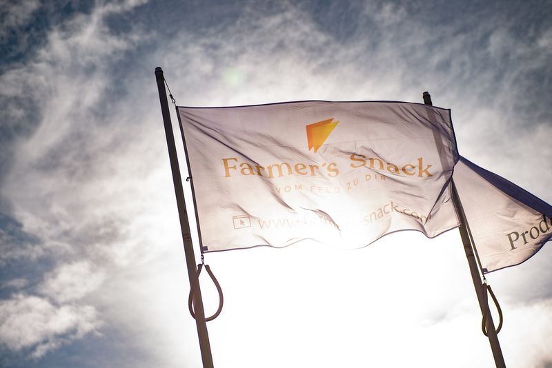 Farmers Snack Flagge vor sonnigem Hintergrund