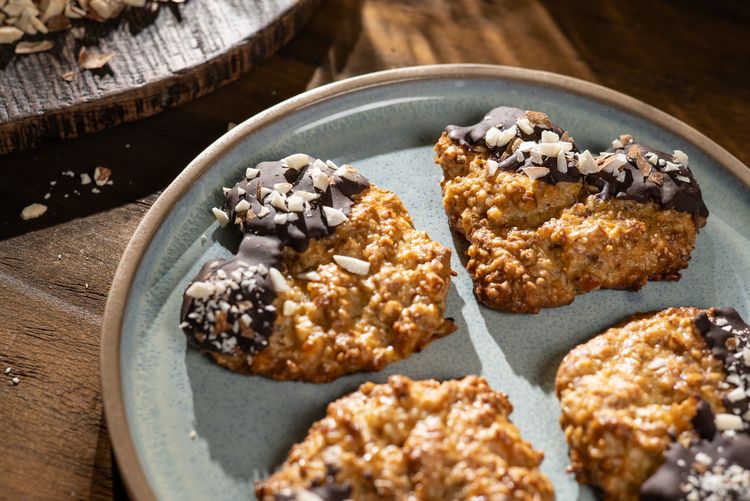  Close-up von handgeformte Mandelherzen mit Schoko-Spitzen auf einem Teller