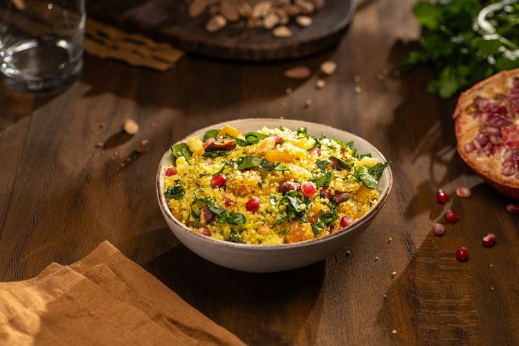 Frischer Couscous-Salat mit Mandeln und Aprikosen Frischer Couscous-Salat mit Mandeln und Aprikosen