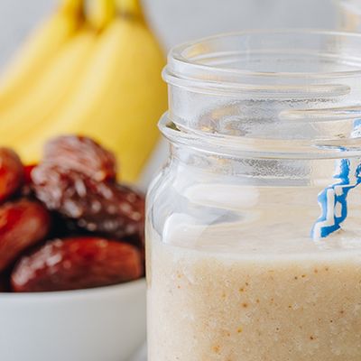 Frühstücks-Smoothie mit Datteln im Glas und Strohhalm Frühstücks-Smoothie mit Datteln im Glas und Strohhalm