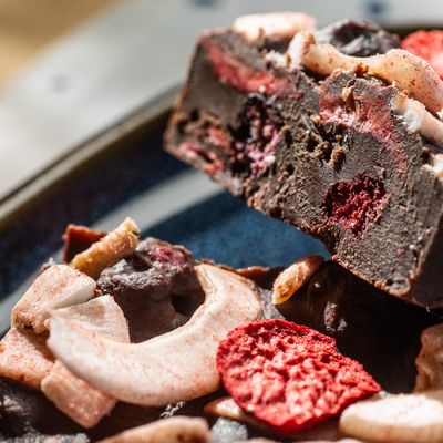 Schokoladenfudge mit Strawberry Kokos Chips Schokoladenfudge mit Strawberry Kokos Chips