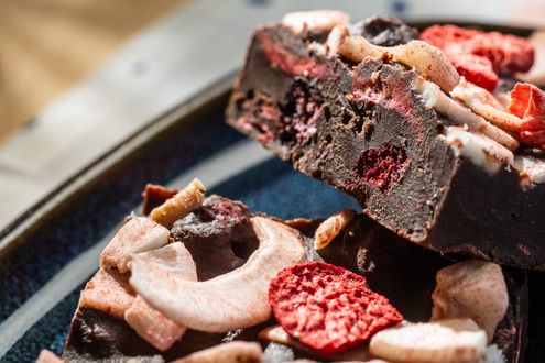 Schokoladenfudge mit Strawberry Kokos Chips