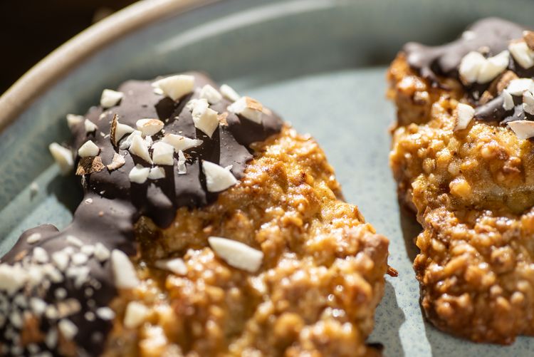 Ausschnitt Handgeformte Mandelherzen mit Schoko-Spitzen auf einem Teller