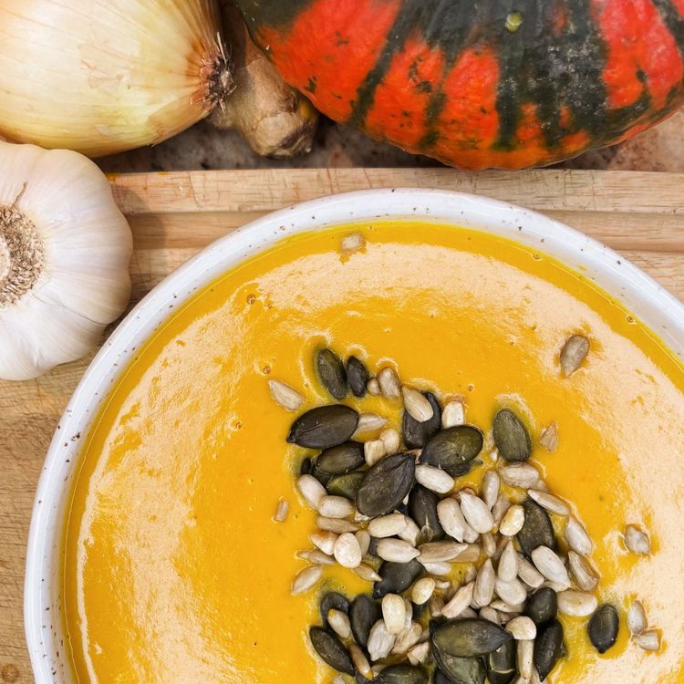 Kürbissuppe im Teller mit Kürbiskernen