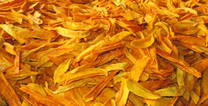Geschälte und getrocknete Mangostreifen