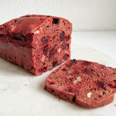 Ein aufgeschnittenes Laib Rote-Bete-Brot mit einer Scheibe davor. Ein aufgeschnittenes Laib Rote-Bete-Brot mit einer Scheibe davor.