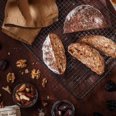 Eine volldekorierte Fläche mit Nuss-Frucht-Brot Eine volldekorierte Fläche mit Nuss-Frucht-Brot