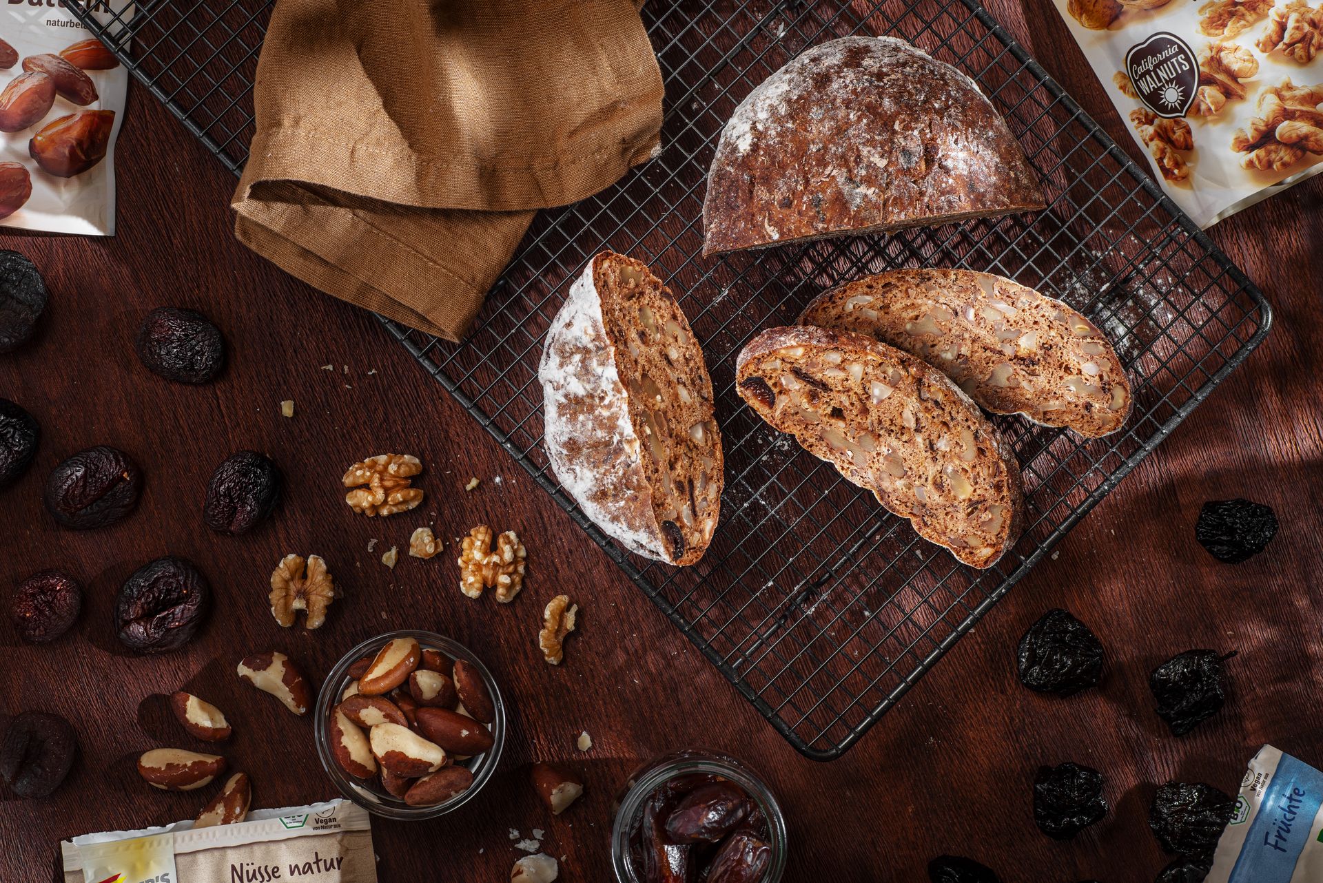 Eine volldekorierte Fläche mit Nuss-Frucht-Brot