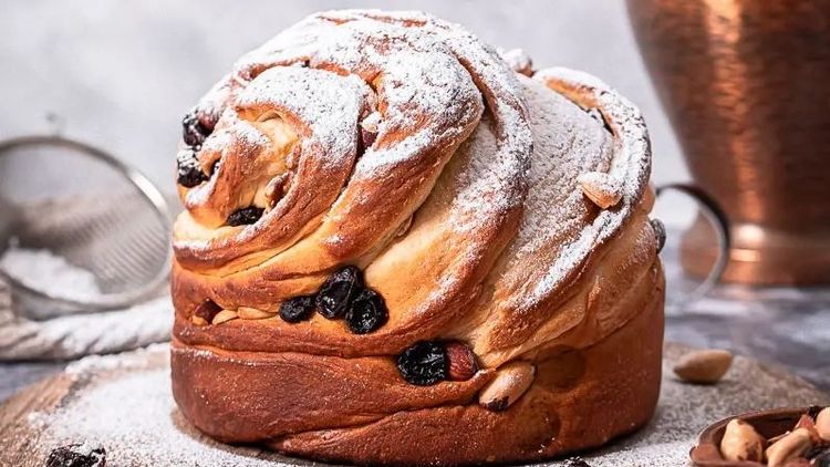 Osterzopf mit Studentenfutter Osterzopf mit Studentenfutter