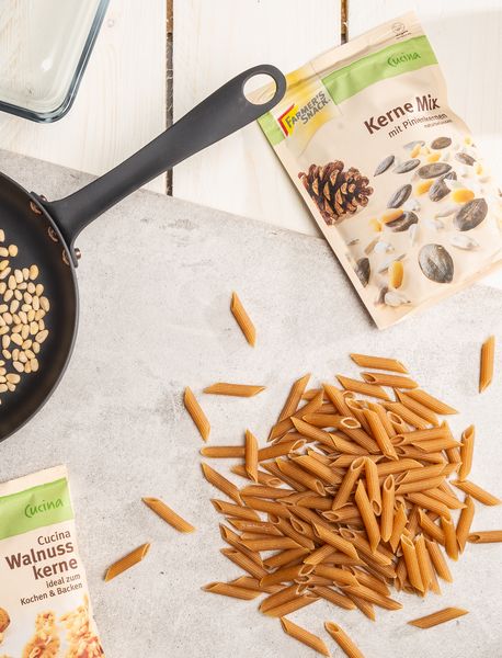 Sicht von oben auf Tisch mit Cucina Produkten, Küchenutensilien und Tomaten