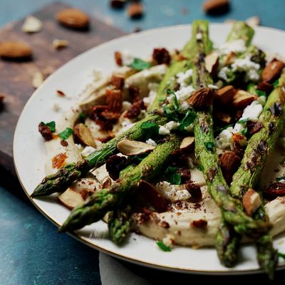 Hummus mit Spargel auf einem Teller angerichtet Hummus mit Spargel auf einem Teller angerichtet