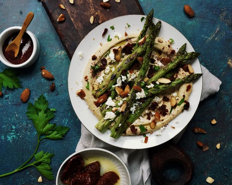 Obenansicht von Hummus mit Spargel Obenansicht von Hummus mit Spargel