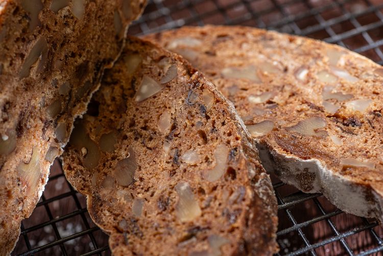 Nahaufnahme eines angeschnittenen Nuss-Frucht-Brots