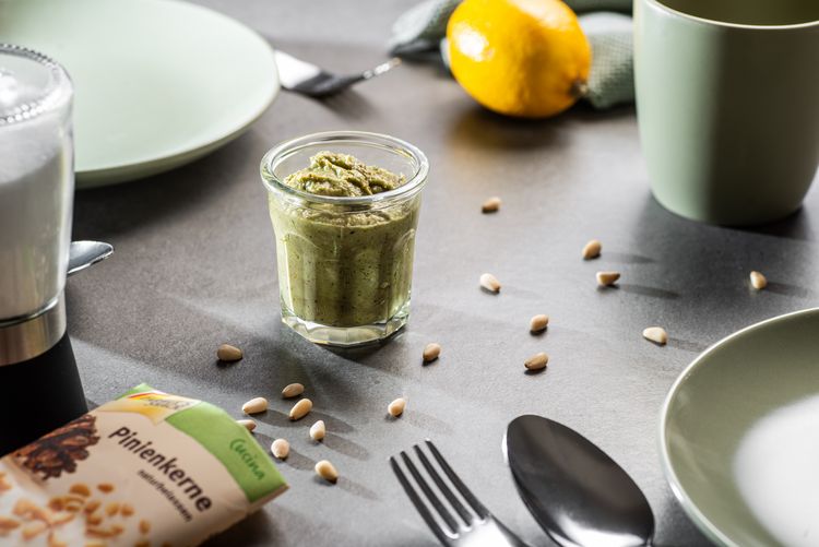 Avocadopaste im Einmachglas mit Geschirr