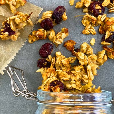 Mango Cranberry Müsli liegt auf Tisch mit Einmachglas Mango Cranberry Müsli liegt auf Tisch mit Einmachglas