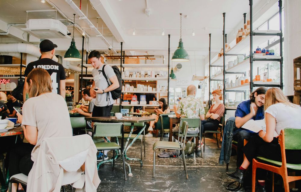Stockbild von Menschen in einem Cafe