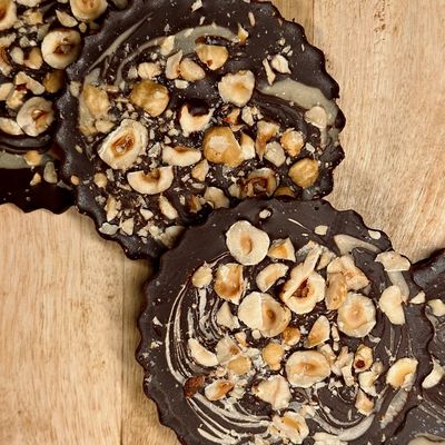 Eine Ansicht von oben auf Chocolate Tahini Fudge Eine Ansicht von oben auf Chocolate Tahini Fudge
