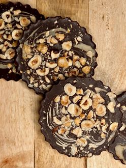 farmerssnack_chocolate_tahini_fudge_1.jpeg Eine Ansicht von oben auf Chocolate Tahini Fudge