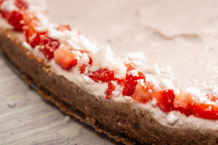 Nahaufnahme Cheesecake mit Erdbeeren dekoriert Nahaufnahme Cheesecake mit Erdbeeren dekoriert