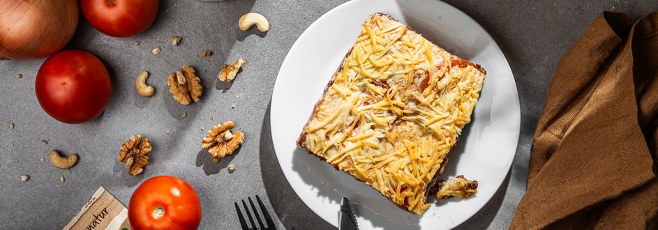 farmerssnack_lasagne_2.jpg Vogelperspektive einer Vegane Tomaten Lasagne mit Walnuss-Hack