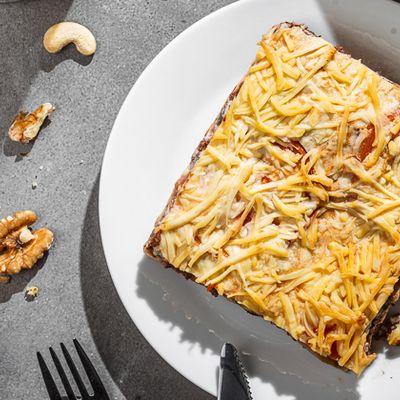 Vogelperspektive einer Vegane Tomaten Lasagne mit Walnuss-Hack Vogelperspektive einer Vegane Tomaten Lasagne mit Walnuss-Hack