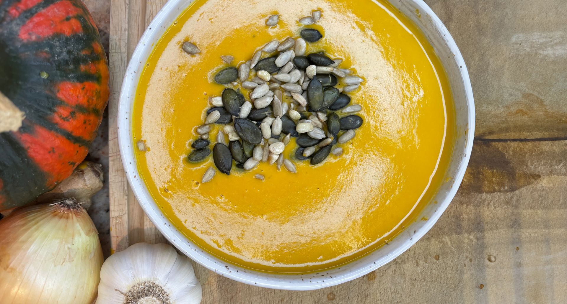 Kürbissuppe mit Kürbiskernen