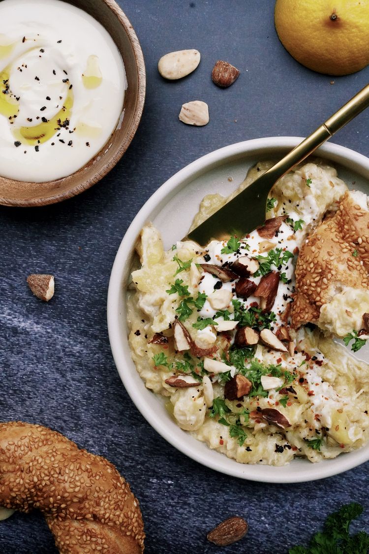 Eine dekorierte Fläche mit einer Schüssel Zucchini Baba Ganoush Eine dekorierte Fläche mit einer Schüssel Zucchini Baba Ganoush