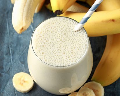 Bananen-Cranberry-Smoothie im Glas mit Strohhalm