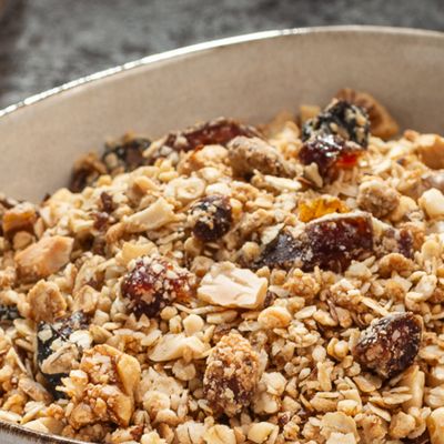 Nahaufnahme einer Schüssel Nuss Mix Granola mit Bio Datteln Nahaufnahme einer Schüssel Nuss Mix Granola mit Bio Datteln