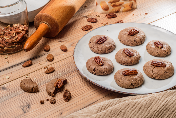Ein Teller mit Nuss Cookies Pekannuss