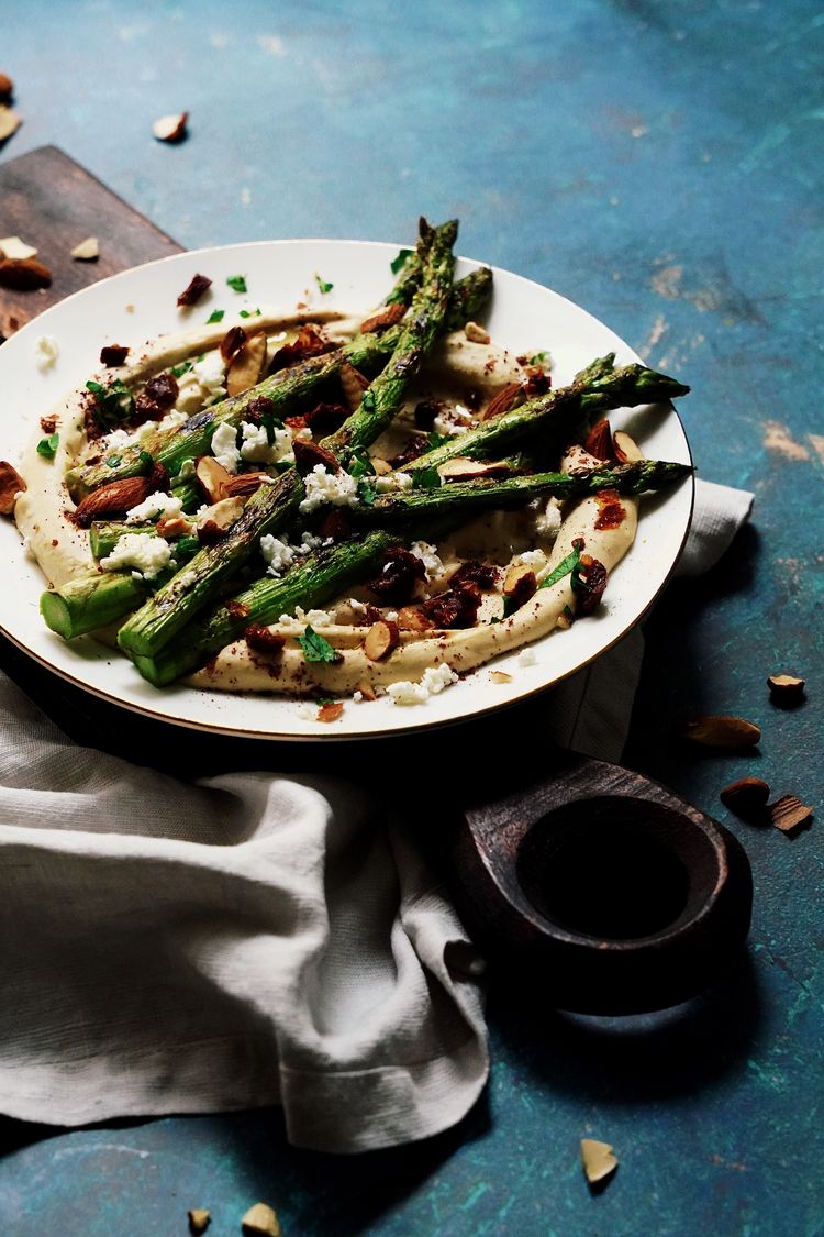 Seitenansicht von Hummus mit Spargel Seitenansicht von Hummus mit Spargel