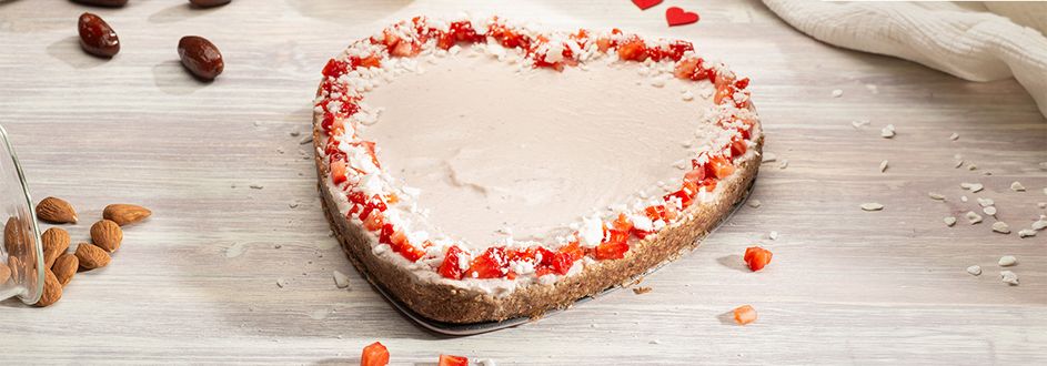 farmerssnack_cheesecake_3.jpg Ein Veganer Cheesecake in Herzform auf einem hellem Untergrund