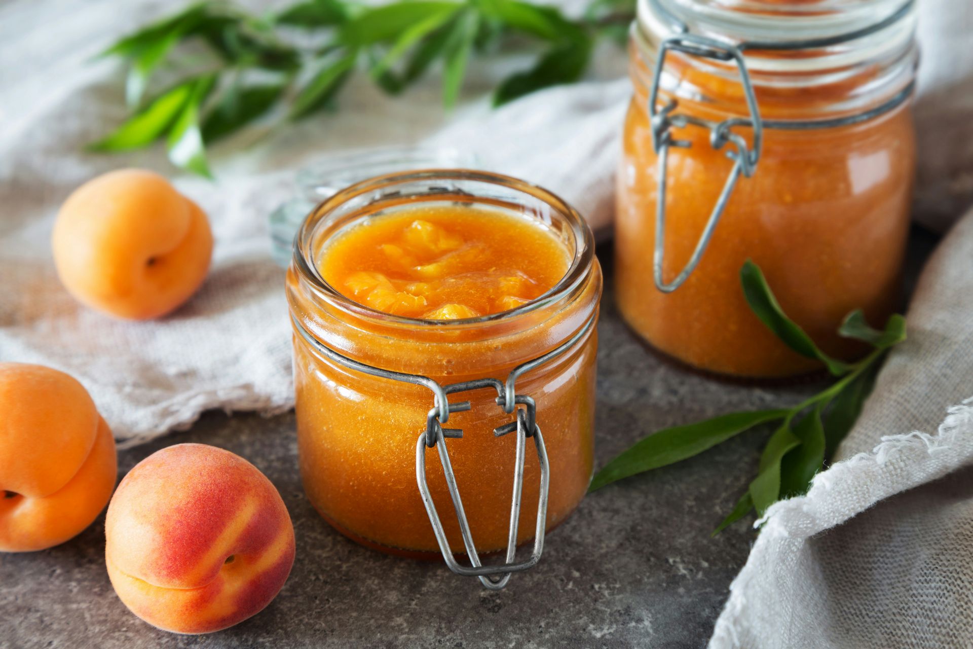 Aprikosenmarmelade im Einmachglas Aprikosenmarmelade im Einmachglas
