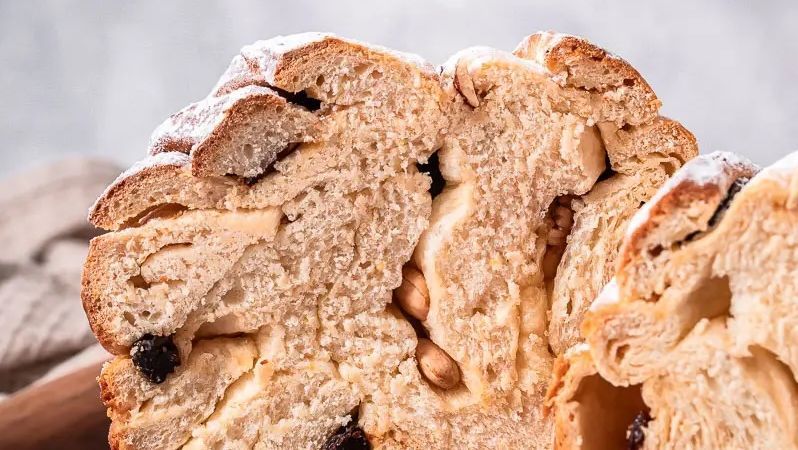Aufgeschnittener Osterzopf  Aufgeschnittener Osterzopf