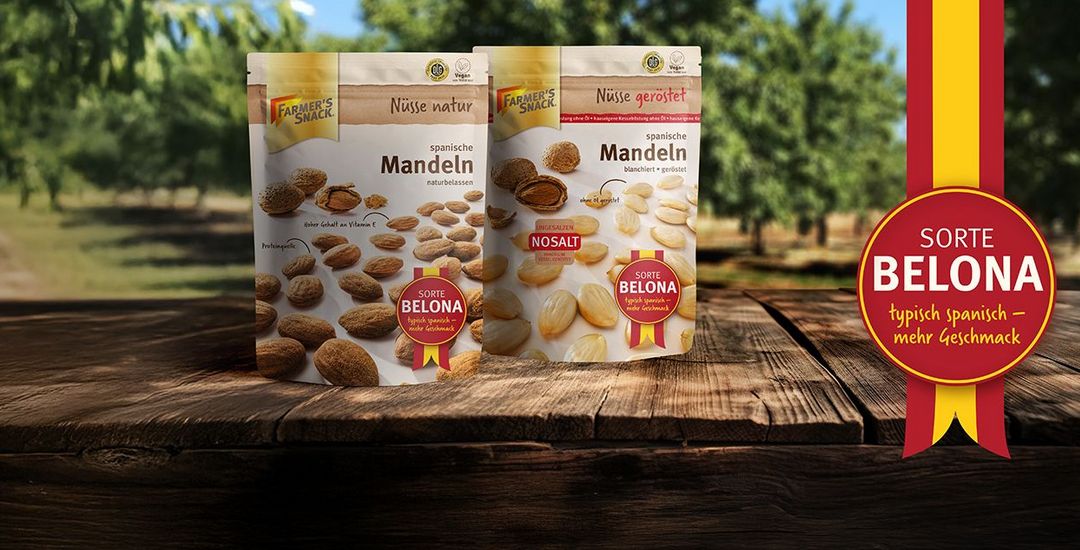 Belona Mandelsorte Verpackung auf Holztisch vor Mandelbäumen