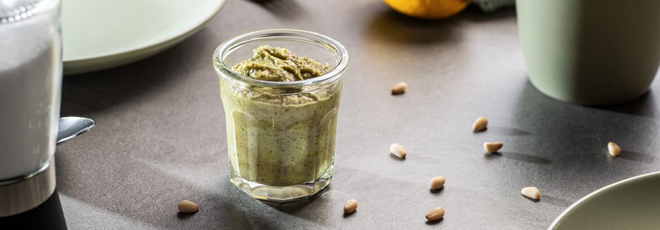 farmerssnack_avocadopesto_3.jpg Ein dekorierter Tisch mit Avocadopesto im Glas