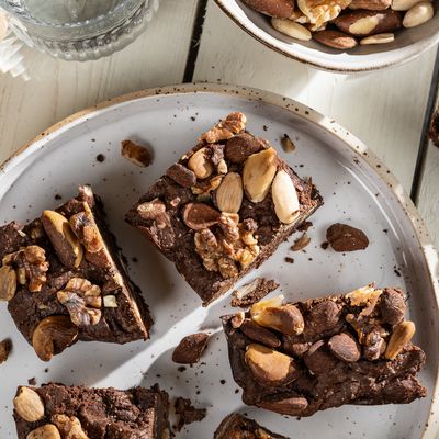 Brownies mit Nüssen auf Teller Brownies mit Nüssen auf Teller