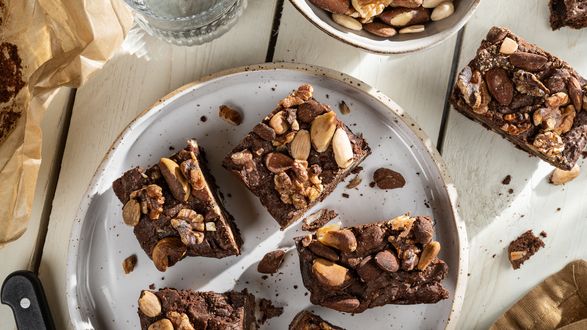 Brownies mit Nüssen auf Teller