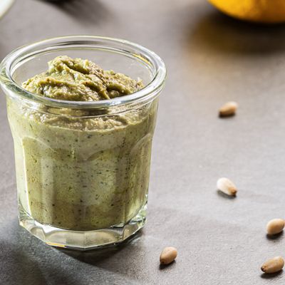 Ein dekorierter Tisch mit Avocadopesto im Glas Ein dekorierter Tisch mit Avocadopesto im Glas