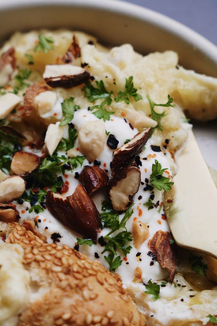 Nahaufnaher einer Zucchini Baba Ganoush Nahaufnaher einer Zucchini Baba Ganoush