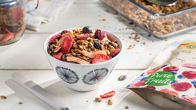 Granola in einer Schüssel mit Farmers Snack Super Mix Granola in einer Schüssel mit Farmers Snack Super Mix