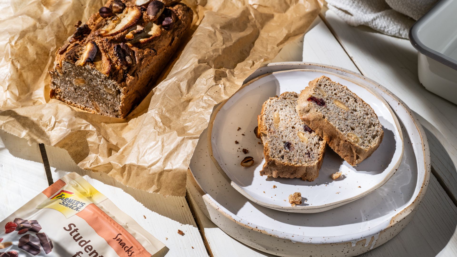 Bananenbrot mit Farmers Snack Studentenfutter mit Schokolade Bananenbrot mit Farmers Snack Studentenfutter mit Schokolade