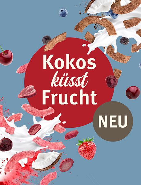 Kokos küsst Frucht Text vor rotem Hintergrund mit fliegenden Kokos Chips in Erdbeerpulver und Kakao mit gefriergetrockneten Erdbeeren und Blaubeeren