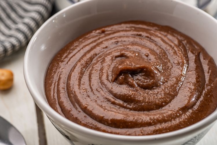 Nahaufnahme einer Eine Schale Nuss-Nougat-Creme 