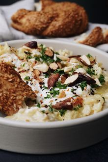 farmerssnack_zucchini_baba_ganoush_1.jpeg Nahaufnahme einer Schüssel mit Zucchini Baba Ganoush