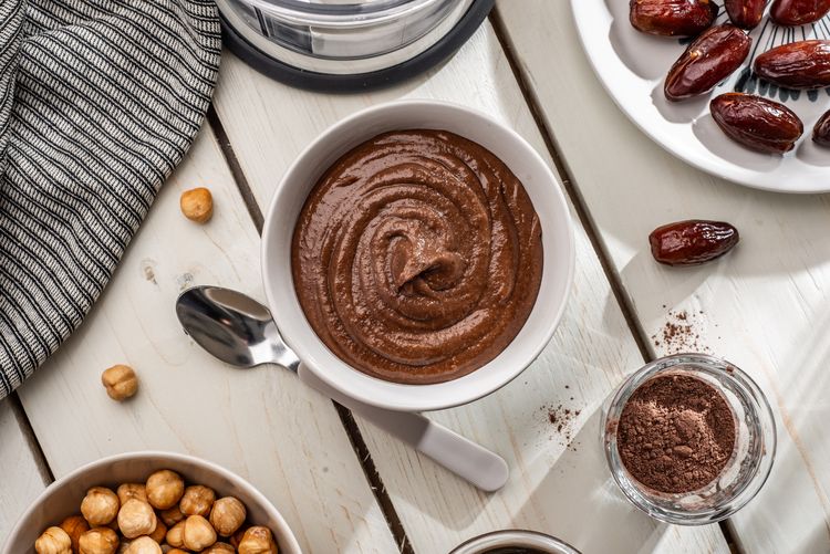 Ansicht von oben einer Eine Schale Nuss-Nougat-Creme auf einem Holztisch