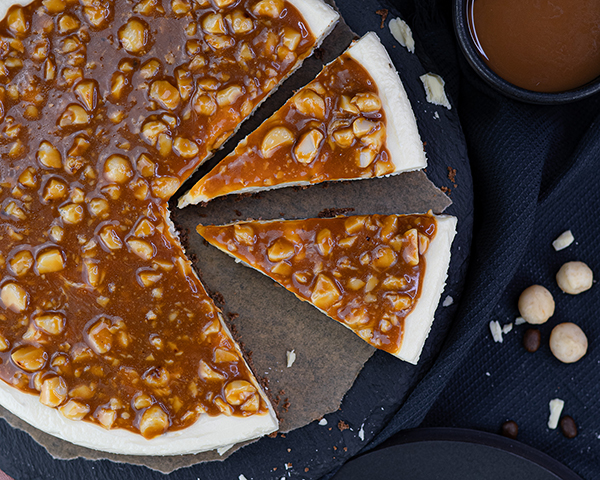White Chocolate Cheesecake Mit Macadamia-Karamell-Topping von Oben