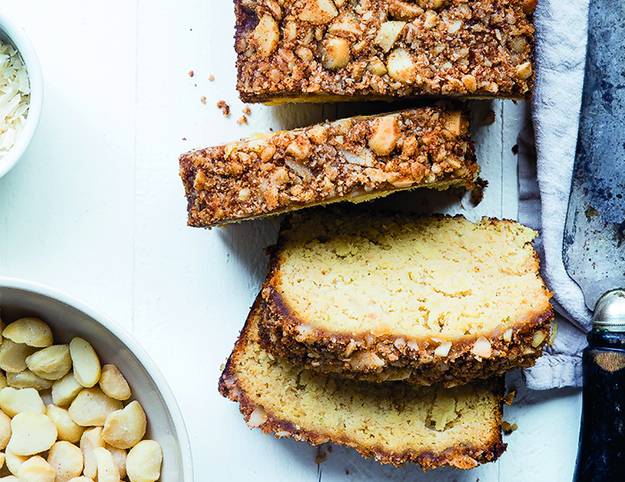 Low Carb Macadamia Brot in Scheiben geschnitten Low Carb Macadamia Brot in Scheiben geschnitten
