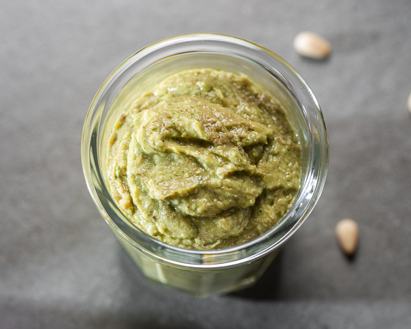 Oberansicht einer Avocadopaste im Glas